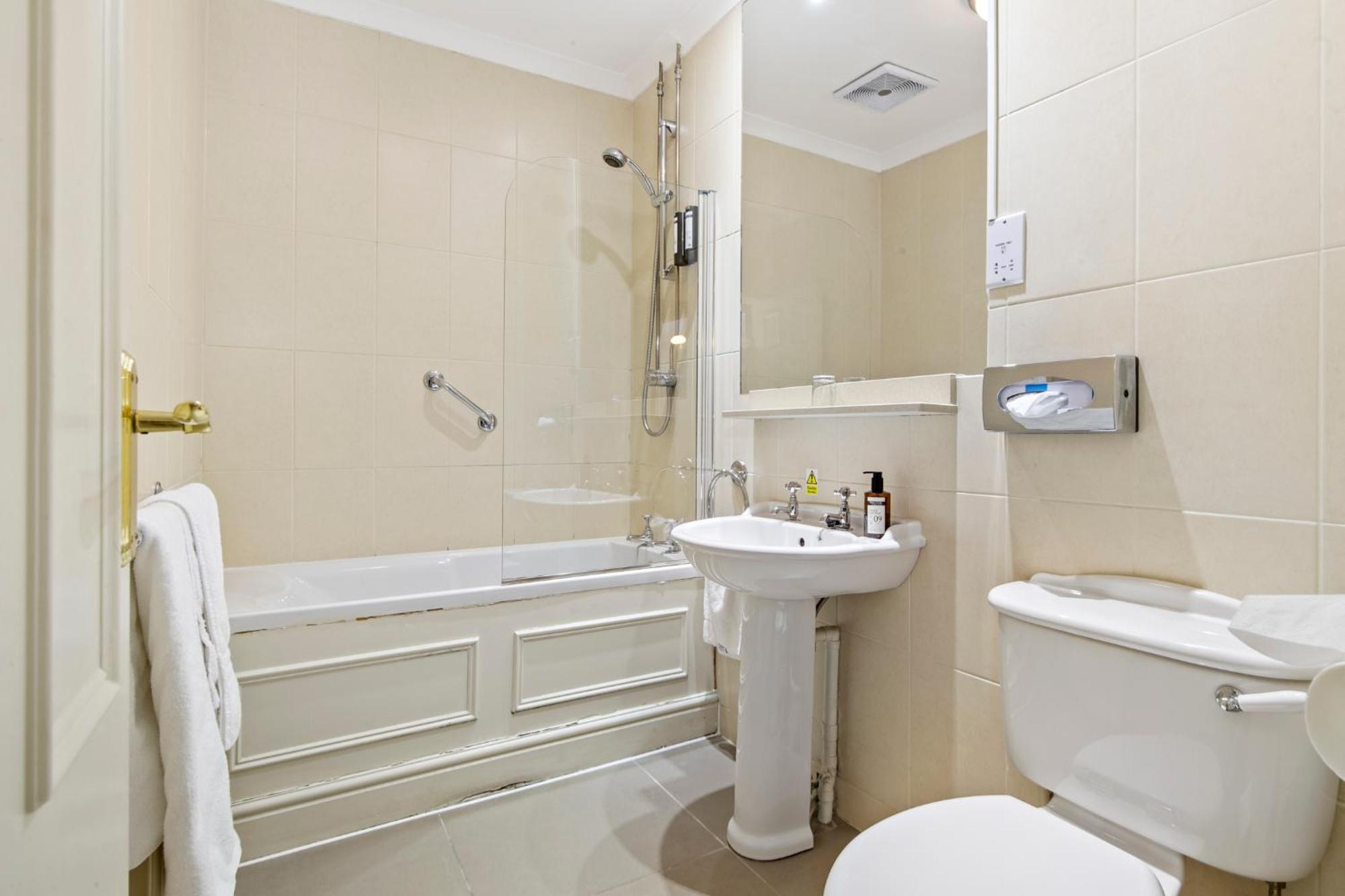 Family Room One Double Bed Two Single Beds Non-Smoking