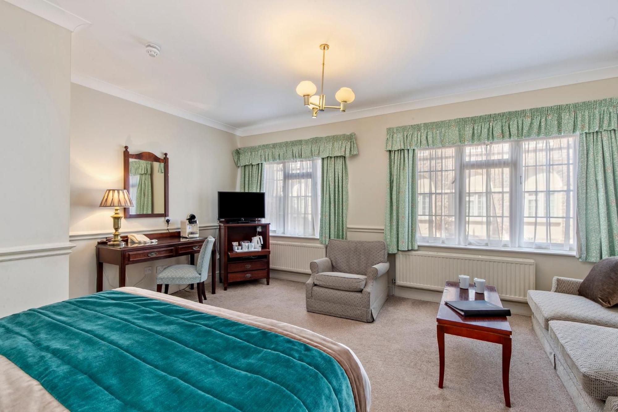 Family Room Double Two Single Beds,1661630882:JPEG